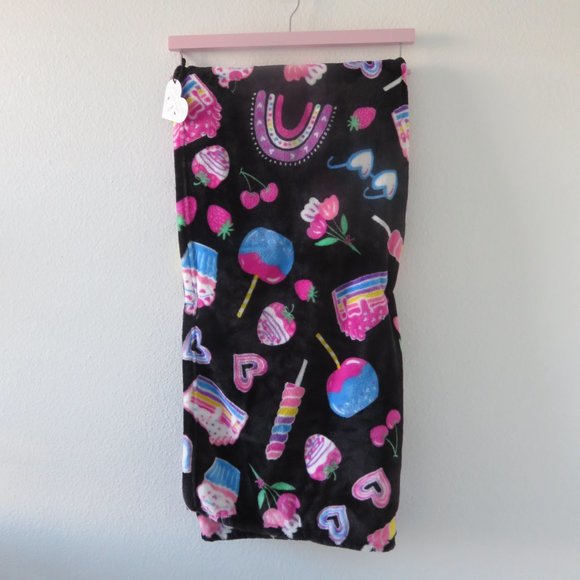 BETSEY JOHNSON Yoga Skeleton 1-Piece Pink/White/Black Ultra  Betsey Johnson Ultra Soft Plush Throw Blanket (50 in x 60in)